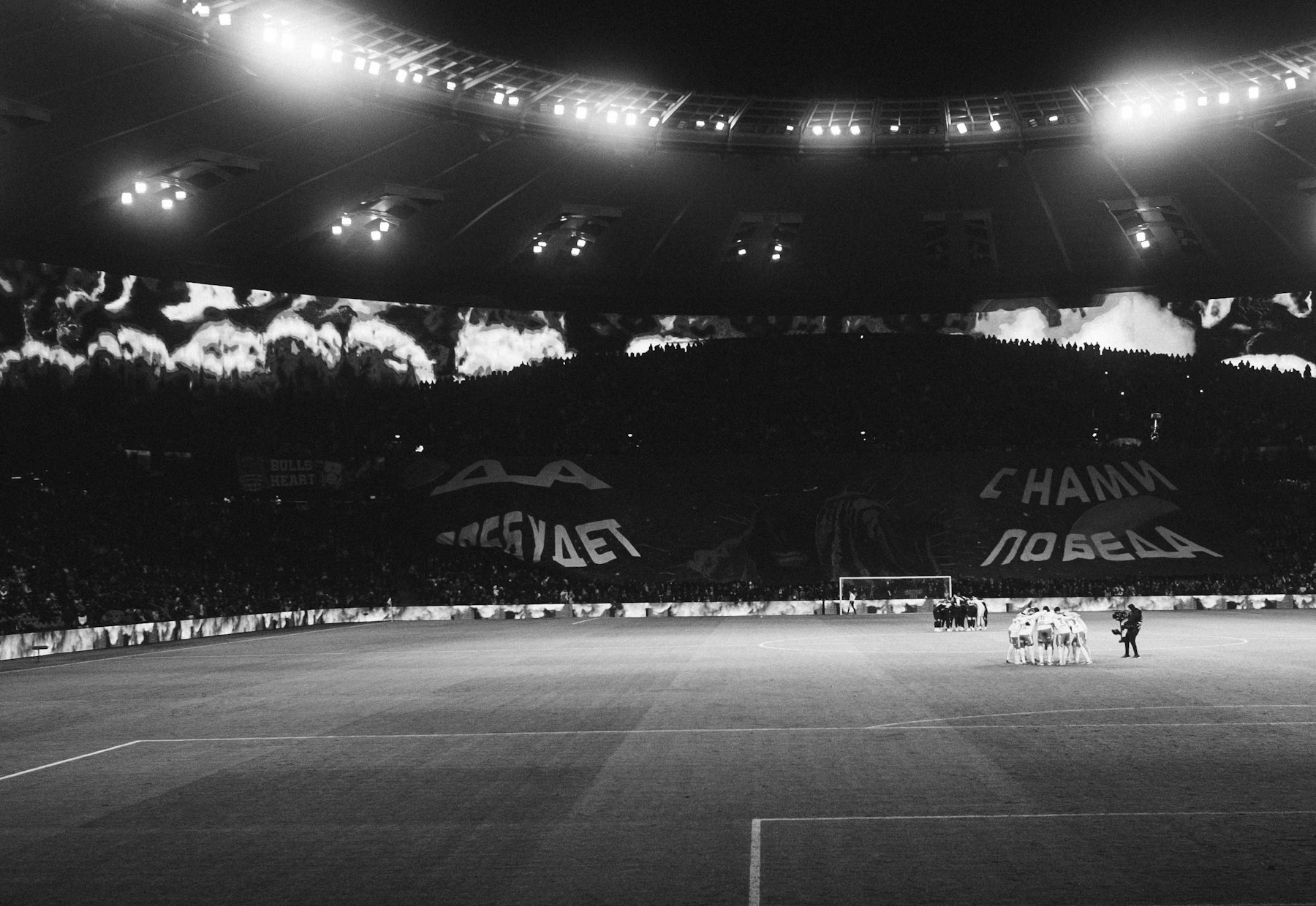 2026 FIFA 월드컵 결승 시간과 장소를 안내하는 야간 축구장 자료 사진